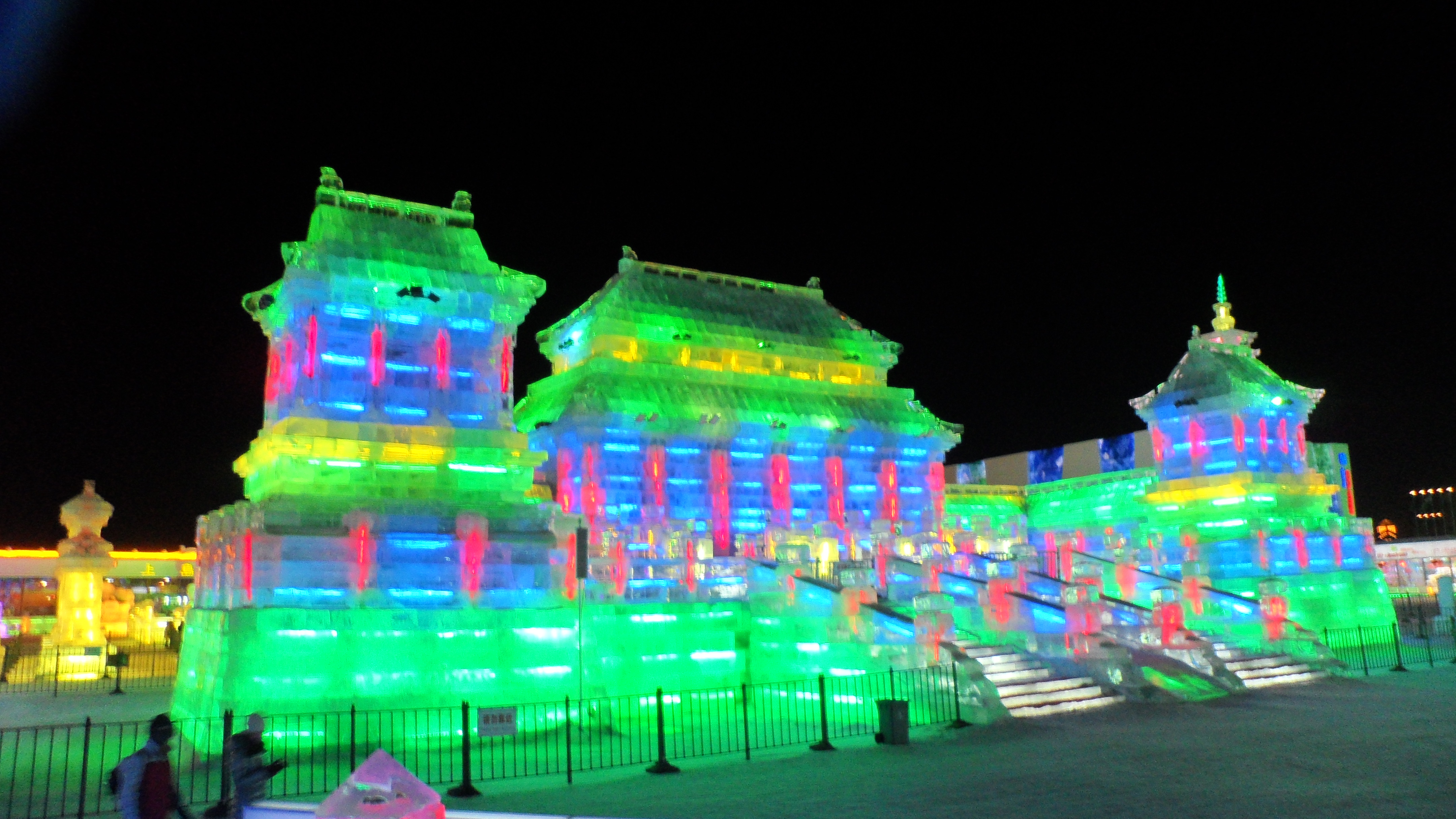 http://caseyinsuzhou.files.wordpress.com/2012/02/73-snow-and-ice-chinese-palace-night.jpg
